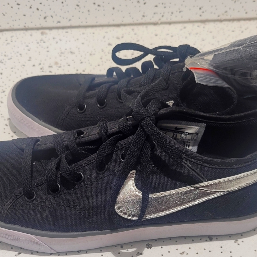 NIKE TENNIS SHOES